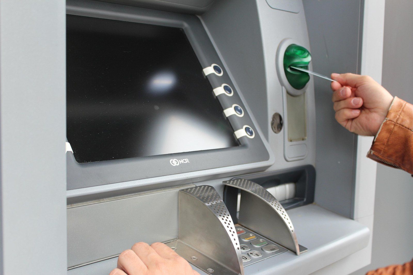 Persona retirando efectivo de un cajero automático