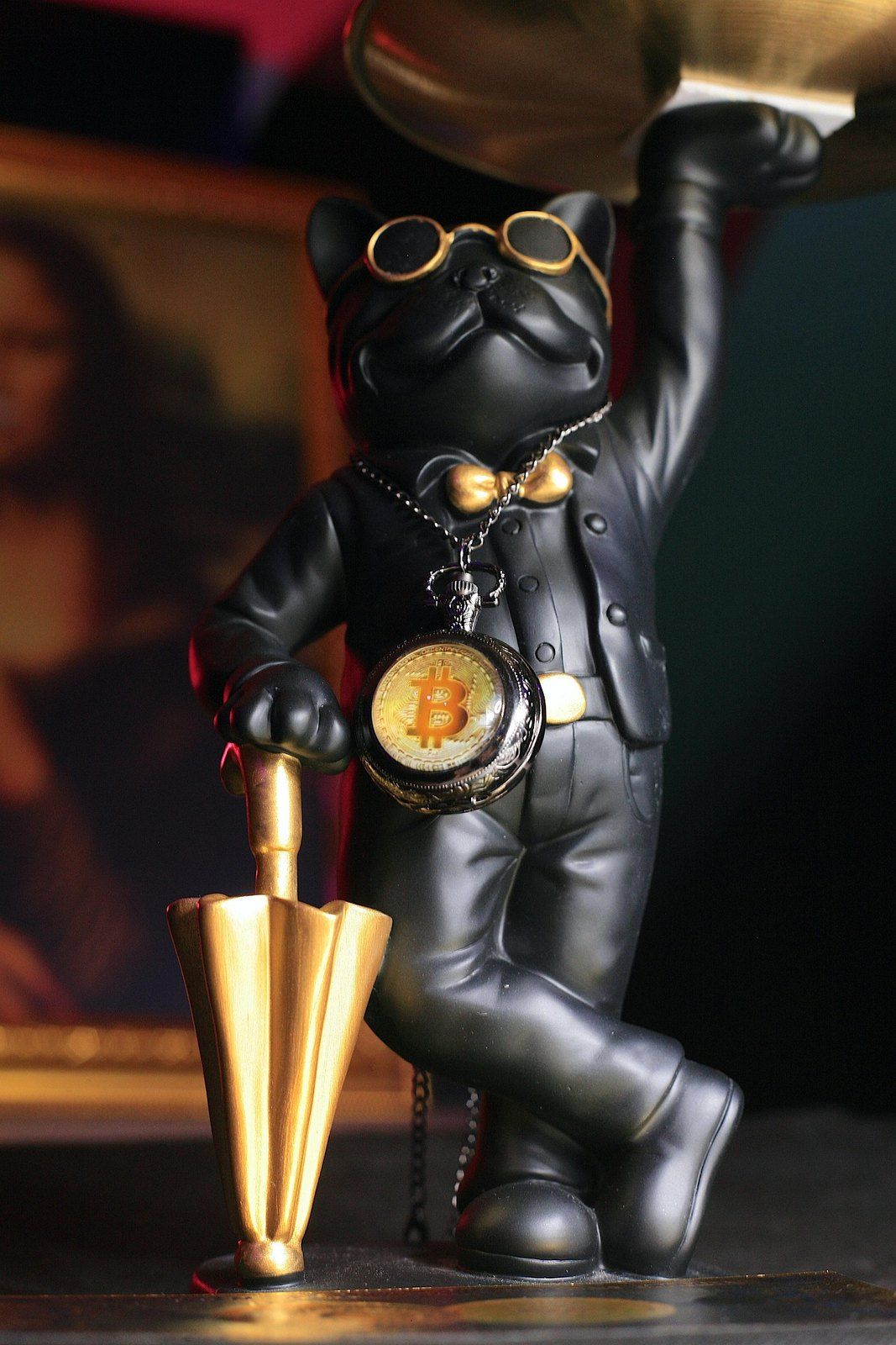 Figura elegante con paraguas y una moneda de bitcoin