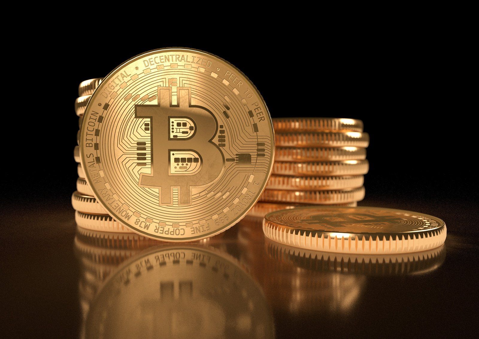 Monedas doradas de bitcoin apiladas
