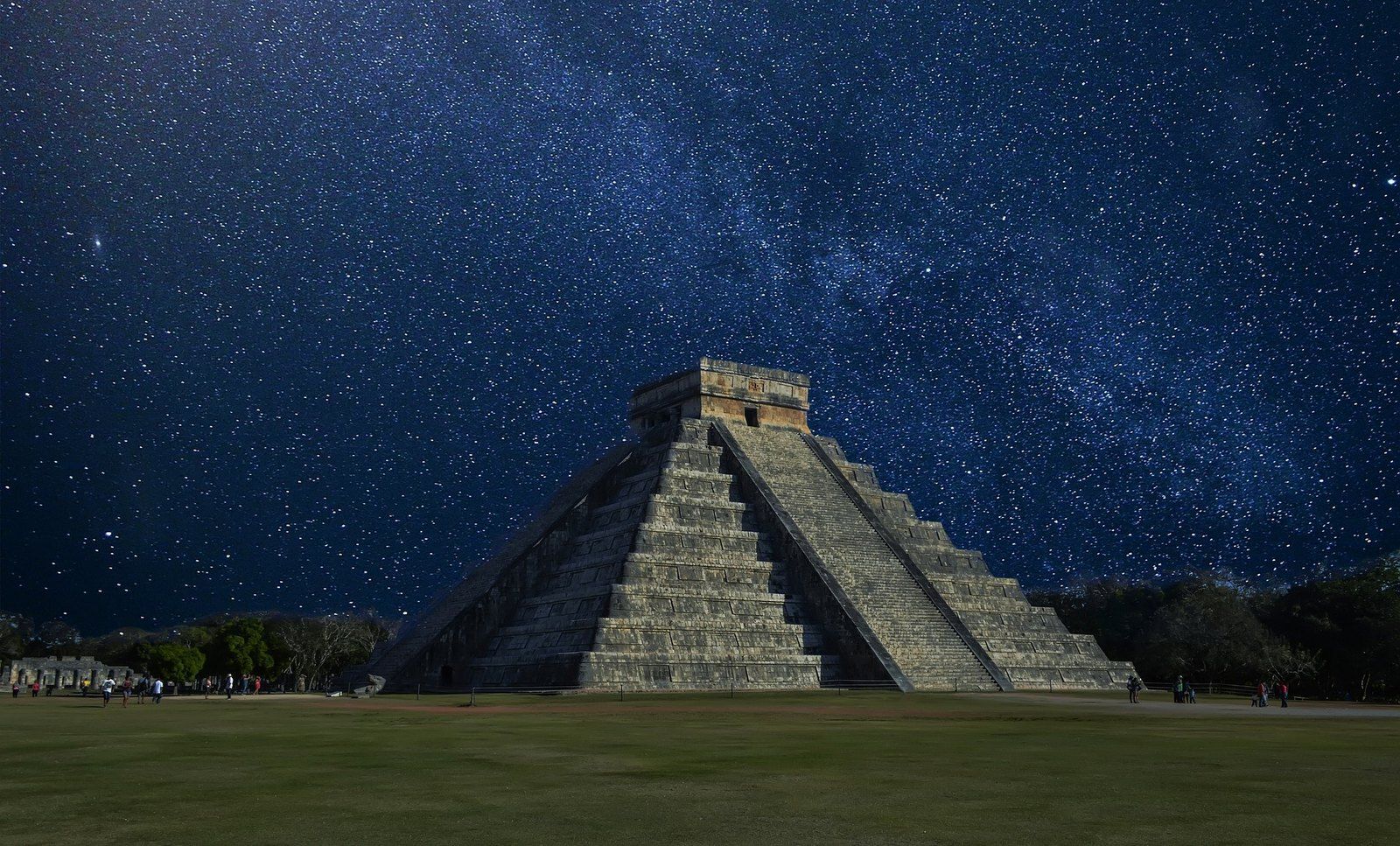 El Castillo at Chichén Itzá under a starry sky